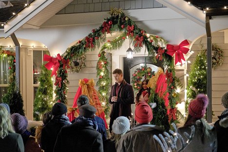 Eric Mabius, Aliza Vellani - It's Beginning to Look a Lot Like Christmas - Z filmu