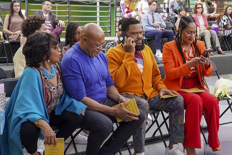 Jenifer Lewis, Laurence Fishburne, Anthony Anderson, Tracee Ellis Ross - Grown-ish - Empire State of Mind - Photos