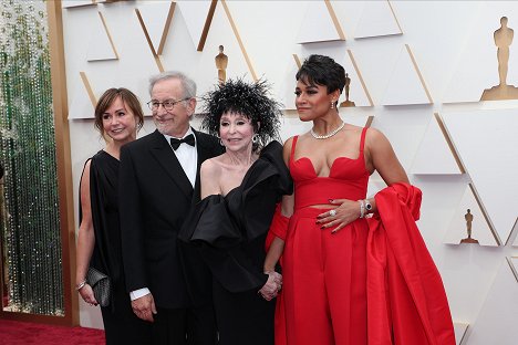 Red Carpet - Kristie Macosko Krieger, Steven Spielberg, Rita Moreno, Ariana DeBose - Oscar 2022 - Z akcií