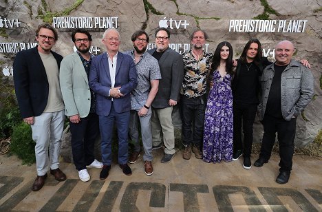 Apple’s “Prehistoric Planet” premiere screening at AMC Century City IMAX Theatre in Los Angeles, CA on May 15, 2022 - Andrew R. Jones, Adam Valdez, Mike Gunton, Darren Naish, Jon Favreau, Tim Walker, Kara Talve, Anze Rozman - Prehistorická planeta - Z akcií