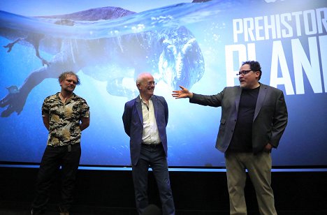 Apple’s “Prehistoric Planet” premiere screening at AMC Century City IMAX Theatre in Los Angeles, CA on May 15, 2022 - Tim Walker, Mike Gunton, Jon Favreau - Prehistorická planeta - Z akcí