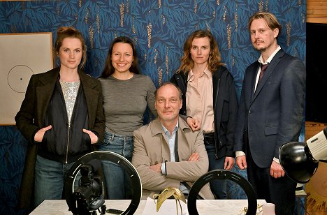 Cornelia Gröschel, Anne Zohra Berrached, Martin Brambach, Karin Hanczewski, Christian Bayer - Miesto činu - Das kalte Haus - Promo