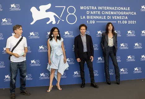 Venice Photocall - Tim Roth, Iazua Larios, Michel Franco, Charlotte Gainsbourg - Západ slunce - Z akcí