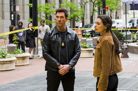 Dylan McDermott, Alexa Davalos - FBI: Most Wanted - A Man Without a Country - Z filmu