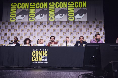San Diego Comic-Con Panel - Tramell Tillman, Jen Tullock, Dichen Lachman, Adam Scott, Britt Lower, Ben Stiller, Dan Erickson - Odloučení - Série 1 - Z akcí