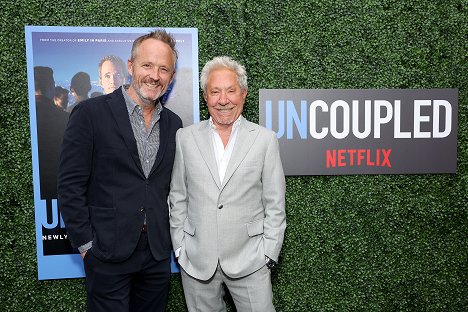 Premiere of Uncoupled S1 presented by Netflix at The Paris Theater on July 26, 2022 in New York City - John Benjamin Hickey, Jeffrey Richman - Opuštěný - Série 1 - Z akcí