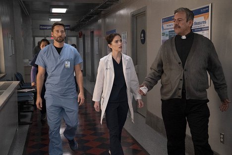 Ryan Eggold, Janet Montgomery, Frank Pando - Nemocnice New Amsterdam - In a Strange Land - Z filmu