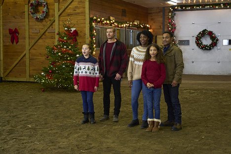 Charlie Boyle, Trevor Donovan, Cherion Drakes, Jaeda Owens, Lindsay Owen Pierre - Jingle Bell Princess - Z filmu