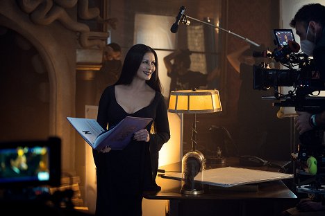 Catherine Zeta-Jones - Wednesday - Co člověk zasévá, to smrtka sklízí - Z natáčení