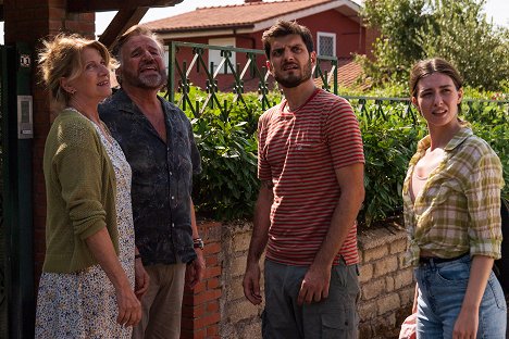 Angela Finocchiaro, Christian De Sica, Claudio Colica, Dharma Mangia Woods - S rodinou za každou cenu - Z filmu