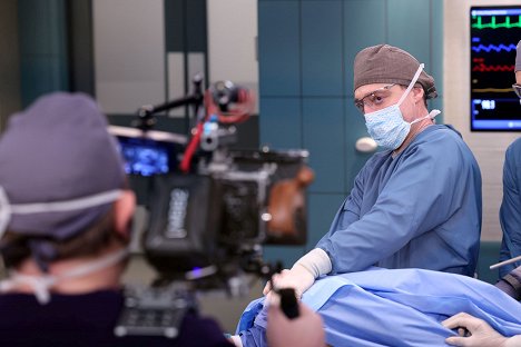 Brennan Brown - Nemocnice Chicago Med - Know When to Hold and When to Fold - Z natáčení