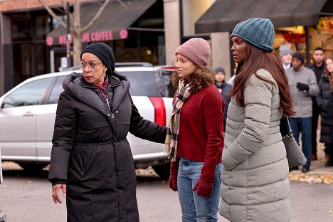 S. Epatha Merkerson, Danielle Vega, Marlyne Barrett - Nemocnice Chicago Med - We All Know What They Say About Assumptions - Z filmu