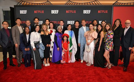 Netflix's Los Angeles premiere of "BEEF" at Netflix Tudum Theater on March 30, 2023 in Los Angeles, California - Joseph Lee, Young Mazino, Patti Yasutake, Remy Holt, Ali Wong, Steven Yeun - Ve při - Z akcí