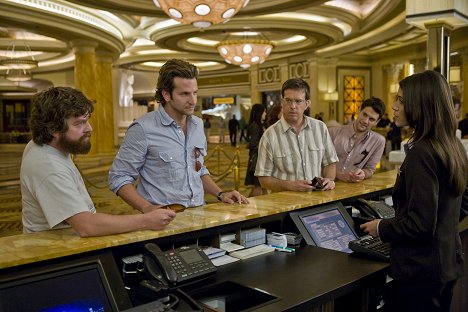 Zach Galifianakis, Bradley Cooper, Ed Helms, Justin Bartha - Vo štvorici po opici - Z filmu