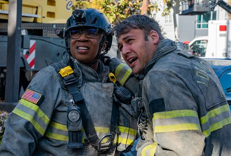 Aisha Hinds, Ryan Guzman - Záchranáři L. A. - Pošli to dál - Z filmu