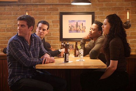 Alberto Rosende, Daniel Kyri, Hanako Greensmith - Chicago Fire - Danger Is All Around - Z filmu