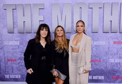 The Mother Los Angeles Premiere Event at Westwood Village on May 10, 2023 in Los Angeles, California - Elaine Goldsmith-Thomas, Niki Caro, Jennifer Lopez - Matka - Z akcí