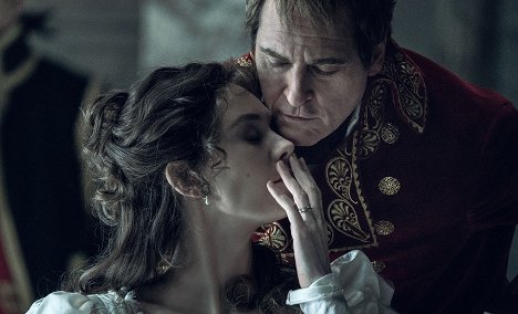 Vanessa Kirby, Joaquin Phoenix - Napoleon - Z filmu