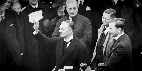 Neville Chamberlain - 1938: Chamberlain chce mír s Hitlerem - Z filmu