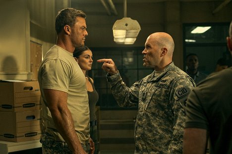 Alan Ritchson, Serinda Swan, Josh Blacker - Reacher - Přes mrtvoly - Z filmu