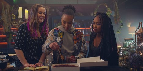 Imogen Mackie Walker, Hailey Romain, Gomolemo Kitso Tsagae - Spellbound - Der verzauberte Kuchen - Z filmu