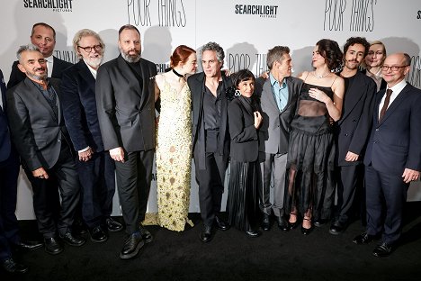 The Searchlight Pictures “Poor Things” New York Premiere at the DGA Theater on Dec 6, 2023 in New York, NY, USA - Andrew Lowe, Tony McNamara, Yorgos Lanthimos, Emma Stone, Mark Ruffalo, Kathryn Hunter, Willem Dafoe, Margaret Qualley, Ramy Youssef - Chudiatko - Z akcií