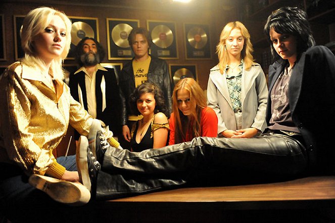 The Runaways - Z filmu - Dakota Fanning, Michael Shannon, Alia Shawkat, Scout Taylor-Compton, Stella Maeve, Kristen Stewart