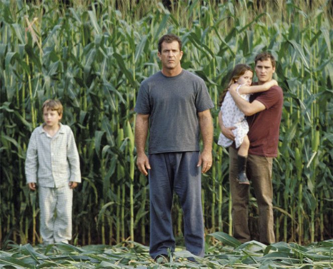 Znamení - Z filmu - Rory Culkin, Mel Gibson, Abigail Breslin, Joaquin Phoenix