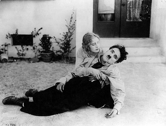 Chaplin hasičem - Z filmu - Edna Purviance, Charlie Chaplin