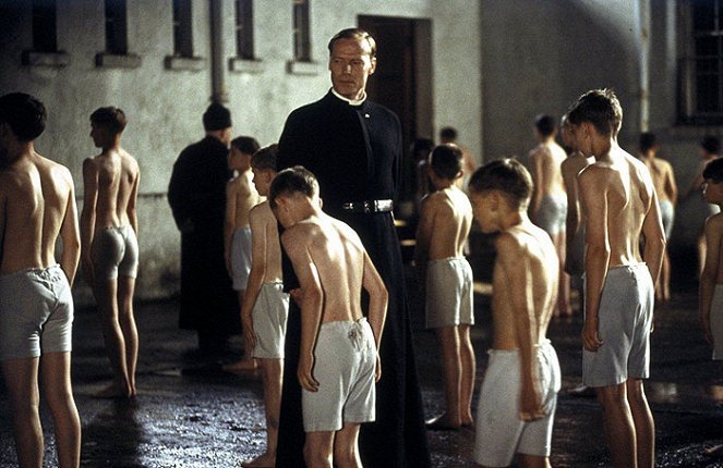 Píseň za chudého chlapce - Z filmu - Iain Glen