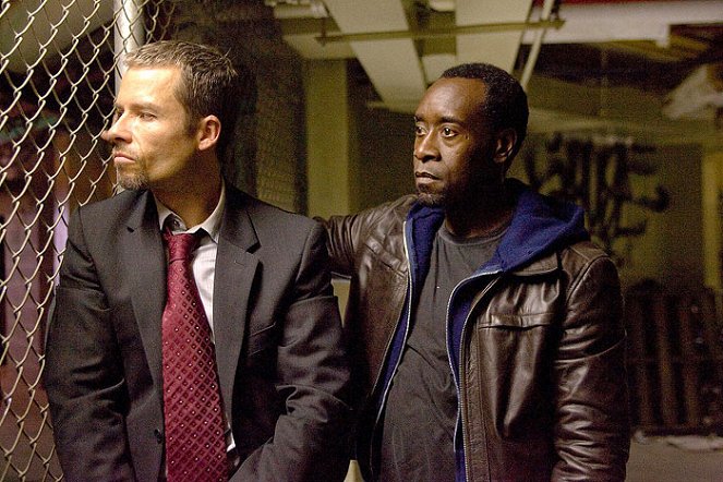 Zrádce - Z filmu - Guy Pearce, Don Cheadle