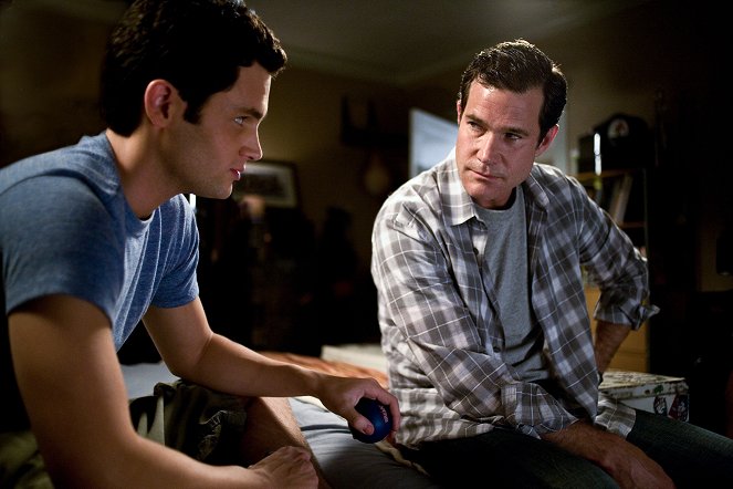 Otčím - Z filmu - Penn Badgley, Dylan Walsh