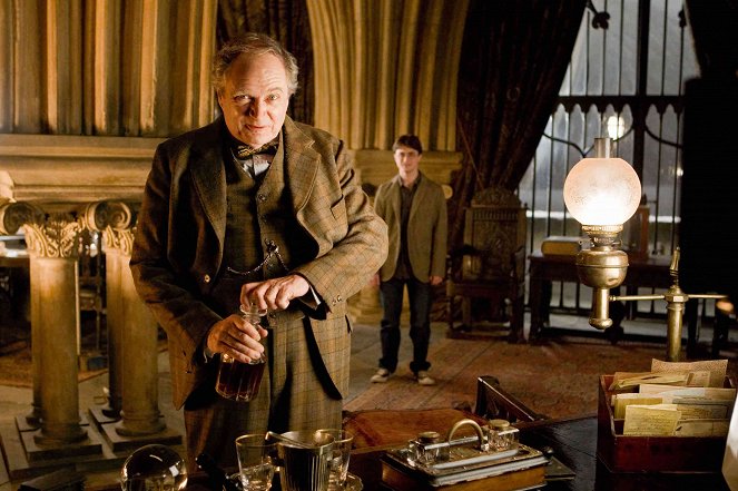 Harry Potter a Polovičný princ - Z filmu - Jim Broadbent, Daniel Radcliffe