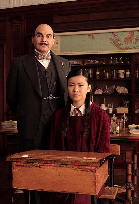 Agatha Christie's Poirot - Kočka mezi holuby - Z filmu - David Suchet, Katie Leung