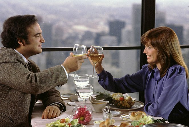 Propastný rozdíl - Z filmu - John Belushi, Blair Brown