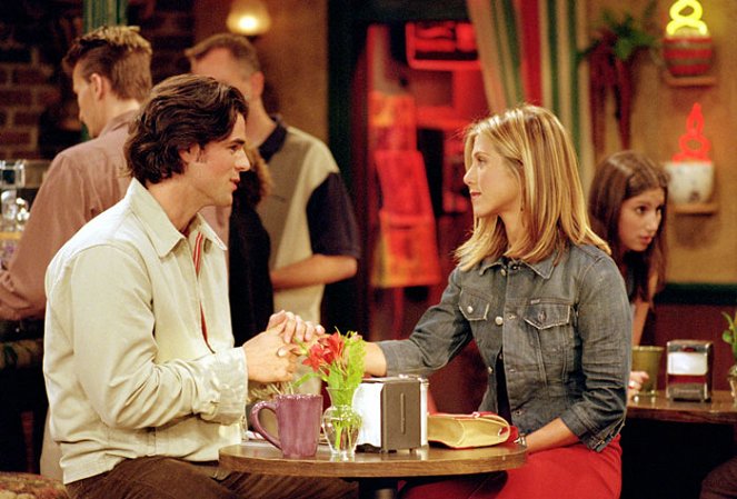 Přátelé - Série 8 - Červený svetr - Z filmu - Eddie Cahill, Jennifer Aniston