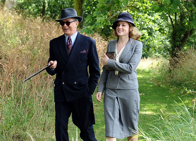 Agatha Christie's Poirot - Tragédie o třech jednáních - Z filmu - Martin Shaw, Kimberley Nixon
