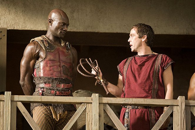 Spartakus: Bohové arény - Z filmu - Peter Mensah, John Hannah
