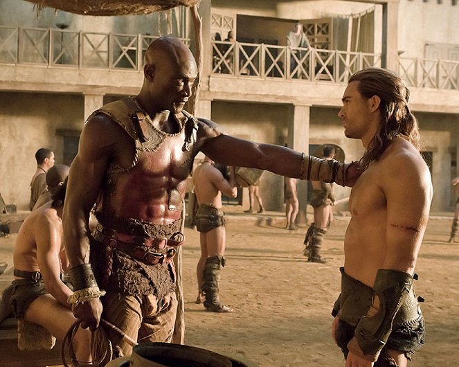 Spartakus: Bohové arény - Z filmu - Peter Mensah, Dustin Clare