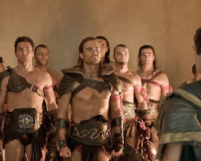 Spartakus: Bohové arény - Z filmu - Manu Bennett, Dustin Clare, Nick E. Tarabay