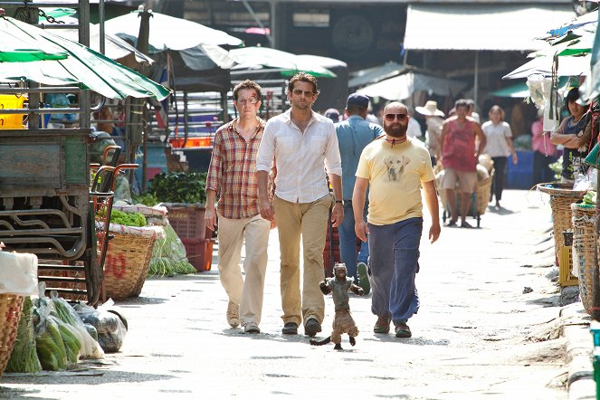 Pařba v Bangkoku - Z filmu - Ed Helms, Bradley Cooper, opice Crystal, Zach Galifianakis