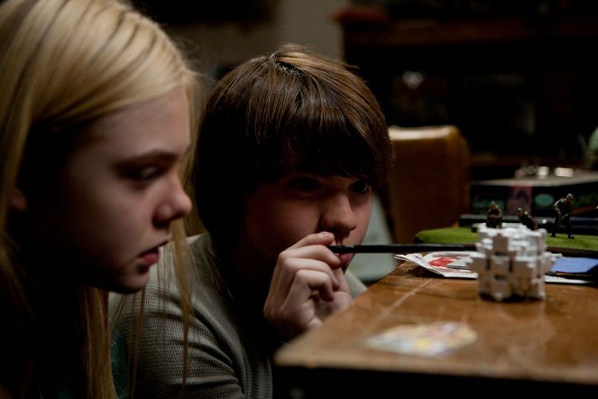 Elle Fanning, Joel Courtney