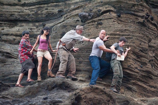 Cesta na tajuplný ostrov 2 - Z filmu - Luis Guzmán, Vanessa Hudgens, Michael Caine, Dwayne Johnson, Josh Hutcherson