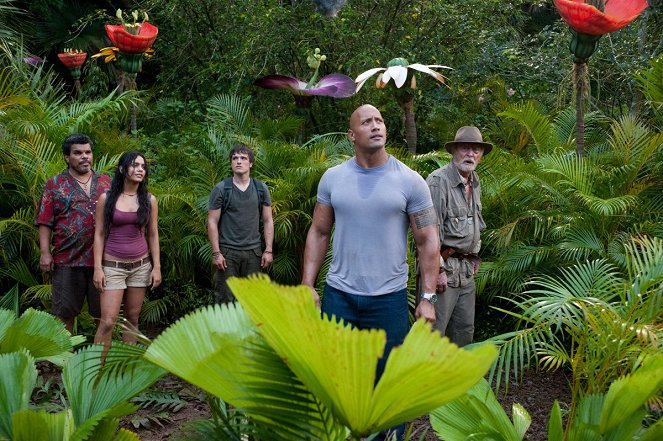 Cesta na tajuplný ostrov 2 - Z filmu - Luis Guzmán, Vanessa Hudgens, Josh Hutcherson, Dwayne Johnson, Michael Caine