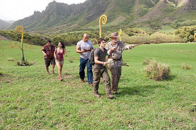 Cesta na tajuplný ostrov 2 - Z filmu - Luis Guzmán, Vanessa Hudgens, Dwayne Johnson, Josh Hutcherson, Michael Caine