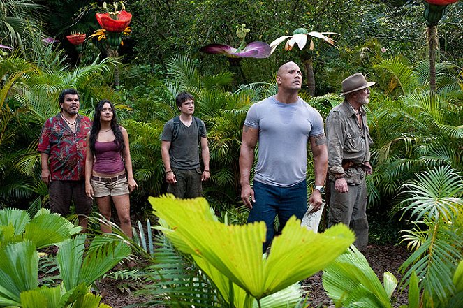 Cesta na tajuplný ostrov 2 - Z filmu - Luis Guzmán, Vanessa Hudgens, Josh Hutcherson, Dwayne Johnson, Michael Caine