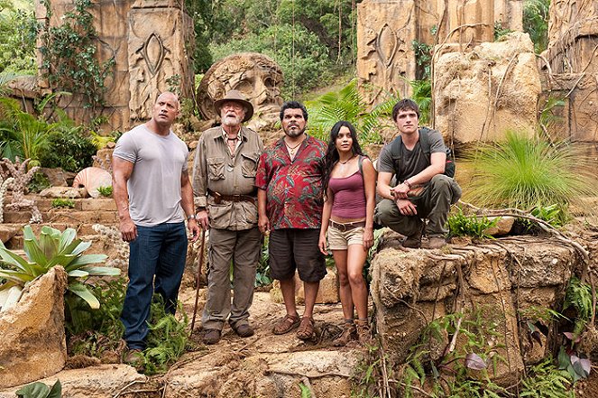 Cesta na tajuplný ostrov 2 - Z filmu - Dwayne Johnson, Michael Caine, Luis Guzmán, Vanessa Hudgens, Josh Hutcherson