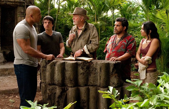 Cesta na tajuplný ostrov 2 - Z filmu - Dwayne Johnson, Josh Hutcherson, Michael Caine, Luis Guzmán, Vanessa Hudgens