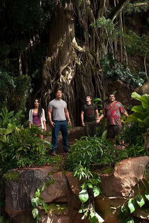 Cesta na tajuplný ostrov 2 - Z filmu - Vanessa Hudgens, Dwayne Johnson, Josh Hutcherson, Luis Guzmán