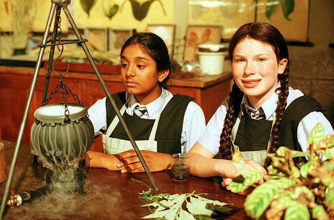 Čarodějnice školou povinné - Z filmu - Harshna Brahmbhatt, Georgina Sherrington